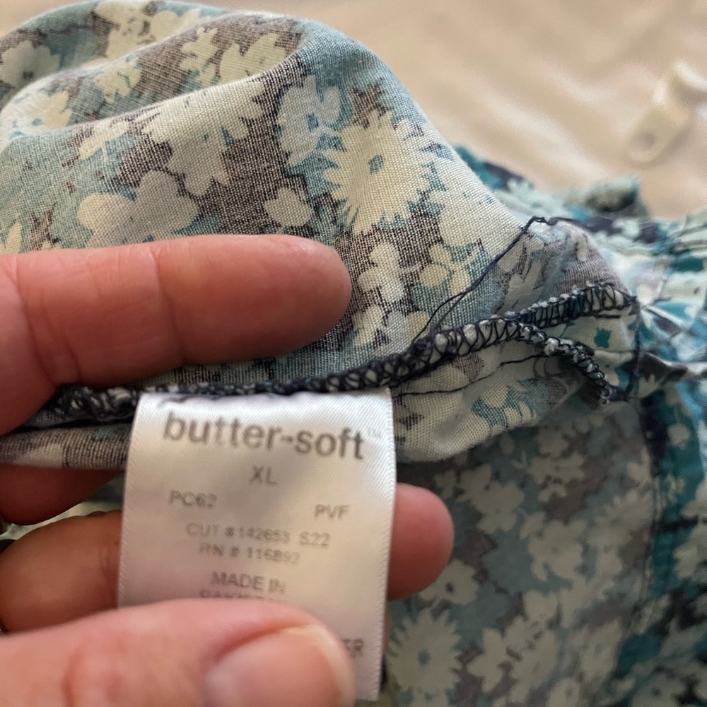 Butter, soft cotton scrub top. Super comfy. - Picture 4 of 4